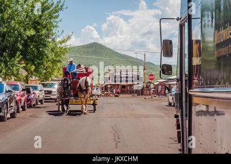 Postillion führt Pferdegespann gegenüber UPS Lieferwagen in Tombstone, Arizona Stockfoto