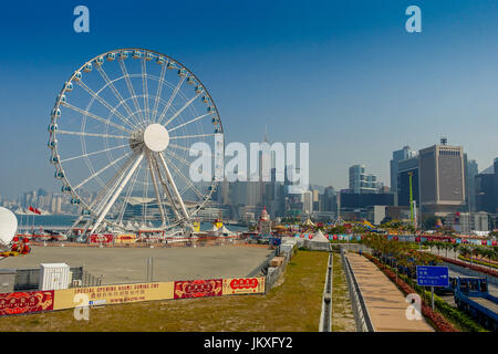 HONG KONG, CHINA - 26. Januar 2017: Das beliebte Symbol Riesenrad in Hong Kong Island in der Nähe von Ferry Pier Arera mit markante Gebäude im Hintergrund Stockfoto