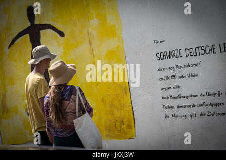 Berlin, Deutschland. 20. Juli 2017. Besucher zu Fuß entlang der East Side Gallery, ein Meile-langes Teilstück der Berliner Mauer noch steht, d. h. in Wandmalereien und Graffiti, am 20. Juli 2017, in Berlin, Deutschland abgedeckt. Die Arbeit von 118 Künstlern aus 21 Ländern ist auf dem Display, Sehenswürdigkeiten aus dem kalten Krieg, als die Stadt, zwischen Ost geteilt war und West, sind jetzt große Touristenattraktionen. Bildnachweis: Andrea Ronchini/Pacific Press/Alamy Live-Nachrichten Stockfoto