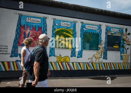 Berlin, Deutschland. 20. Juli 2017. Besucher zu Fuß, entlang der East Side Gallery, ein Meile-langes Teilstück der Berliner Mauer steht noch, die Wandmalereien und Graffiti bedeckt ist. Die Arbeit von 118 Künstlern aus 21 Ländern ist auf dem Display, Sehenswürdigkeiten aus dem kalten Krieg, als die Stadt, zwischen Ost geteilt war und West, sind jetzt große Touristenattraktionen. Bildnachweis: Andrea Ronchini/Pacific Press/Alamy Live-Nachrichten Stockfoto