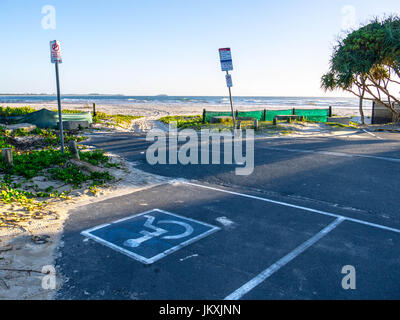 Behinderten Parkplatz neben Strand ermöglicht einfachen Zugang und Freiheit, Leben genießen Stockfoto