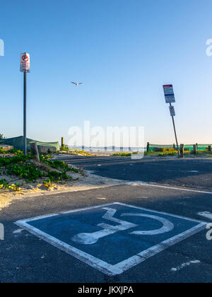 Behinderten Parkplatz neben Strand ermöglicht einfachen Zugang und Freiheit, Leben genießen Stockfoto