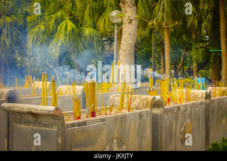 Buddhistisches Gebet klebt brennen in das Räuchergefäß in Po Lin Monastery, Lantau Island in Hongkong Stockfoto