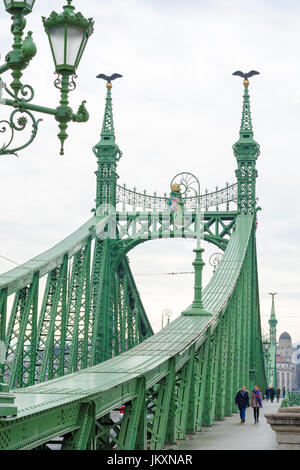 Budapest, Ungarn - 21. Februar 2016: Liberty Bridge oder Brücke der Freiheit in Budapest, Ungarn, verbindet Buda und Pest über der Donau Stockfoto