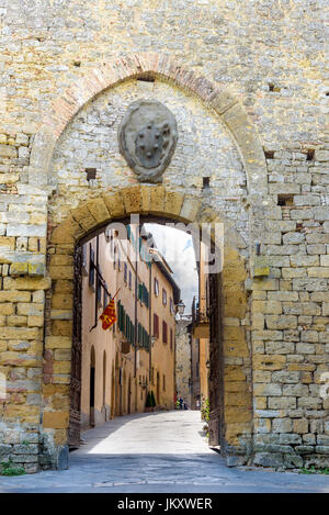 antikes Tor (Porta Fiorentina) in Volterra, Toskana, Italien Stockfoto