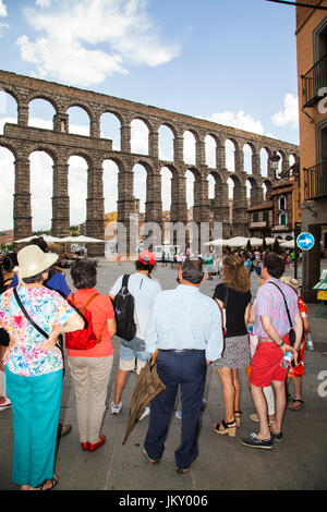 Gruppe von Touristen anzeigen Das römische Aquädukt in der spanischen Stadt Segovia, die zum UNESCO Weltkulturerbe in der Region Castilla y Leon Stockfoto