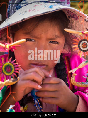 UROS-Inseln, PERU - ca. APRIL 2014: Mädchen aus den Uros Inseln im Titicaca-See. Stockfoto