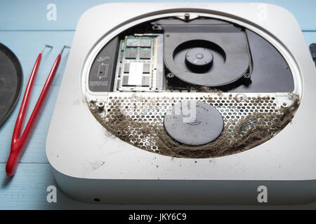 Nahaufnahme des gebrochenen staubigen Büro kleine PC mit Zange beiseite im Dienst für die Reinigung auf dem Schreibtisch. bereit für saubere, Upgrade, technische maint Stockfoto
