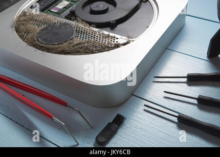 sehr schmutzig, staubig Büro kleine PC mit Tools Schraubendreher, Zangen, Pinsel beiseite, im Dienst für die Reinigung auf dem Schreibtisch. bereit für sauber, Eröffnung Stockfoto