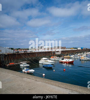 Auf Deutschlands Nordseeinsel Helgoland: Mole Im Unterland, 1980er Jahre Deutschland. Deutschlands Insel in der Nordsee: Kai im Unterland von Helgoland, Deutschland der 1980er Jahre. Stockfoto