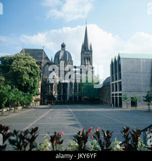 Blick Vom Katschhof Auf Den Aachener Dom, 1980er Jahre Deutschland. Blick vom Katschhof Quadrat auf dem Aachener Dom, Deutschland der 1980er Jahre. Stockfoto