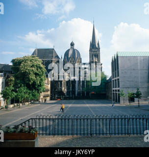 Blick Vom Katschhof Auf Den Aachener Dom, 1980er Jahre Deutschland. Blick vom Katschhof Quadrat auf dem Aachener Dom, Deutschland der 1980er Jahre. Stockfoto