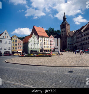 Blick Auf Den Hauptplatz Mit Dem Schmalzturm in Landsberg am Lech, Deutschland 1980er Jahre. Blick auf den Hauptplatz mit Schmalzturm Turm in Landsberg am Lech, Deutschland der 1980er Jahre River. Stockfoto