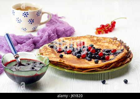 Dünne Pfannkuchen mit Heidelbeeren und roten Johannisbeeren Marmelade stapeln Stockfoto