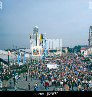 Menschenmassen Spazieren Über Das Oktoberfest in München, Deutschland-1970er-Jahre. Menschenmassen Flanieren auf dem Münchner Oktoberfest, Deutschland der 1970er Jahre. Stockfoto