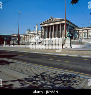 Der Pallas Athene-Brunnen Vor Dem Parlament bin Doktor-Karl-Renner-Ring in Wien, Österreich-1980er-Jahre. Pallas Athene-Brunnen vor den Houses of Parliament in Wien der 1980er Jahre. Stockfoto