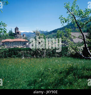 Blick Auf Die Burg Branzoll bin Säbener Berg Oberhalb von Klausen in Südtirol, Italien 1980er Jahre. Blick zur Burg Branzoll am Saebener Berg Berg über Klausen in Südtirol, Italien der 1980er Jahre. Stockfoto