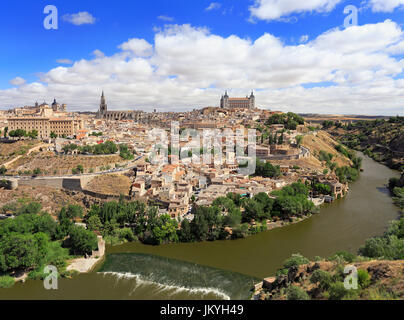 Toledo, Spanien alt Stadt Skyline der Stadt und Fluss Tagus Stockfoto