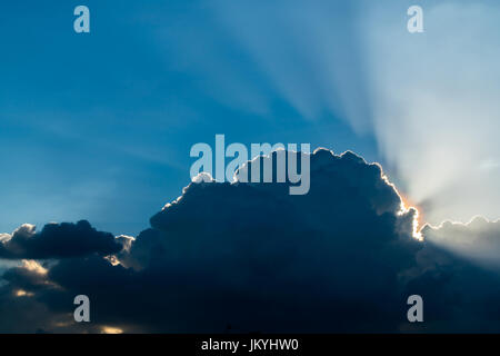 Sonne wie Rochen durch Wolken einer dramatischen Explosion, macht Natur Hintergrund. Stockfoto