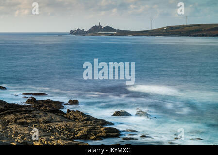 Blick auf die Küste auf das Meer und Kap Vilan Leuchtturm im Hintergrund, muxi, Galizien, Spanien, Europa. Camino de Santiago. Stockfoto