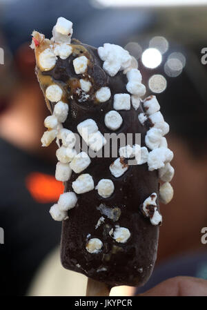 Gefrorene Schokolade getauchte Banane Pop mit Mini Marshmallows abgedeckt Stockfoto