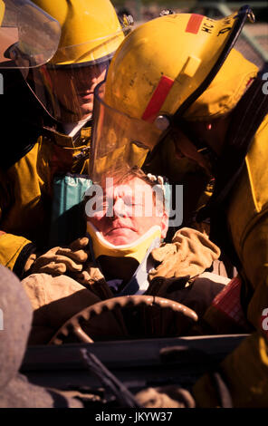 South Dakota Feuerwehrmänner nehmen an Opfer extrication Ausbildung bei Kraftfahrzeugen mit einer hydraulischen Neugierigen und Schneidwerkzeuge crash Szenario. Stockfoto