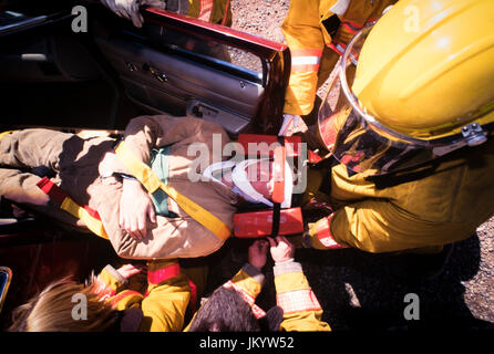 South Dakota Feuerwehrmänner nehmen an Opfer extrication Ausbildung bei Kraftfahrzeugen mit einer hydraulischen Neugierigen und Schneidwerkzeuge crash Szenario. Stockfoto