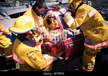 South Dakota Feuerwehrmänner nehmen an Opfer extrication Ausbildung bei Kraftfahrzeugen mit einer hydraulischen Neugierigen und Schneidwerkzeuge crash Szenario. Stockfoto