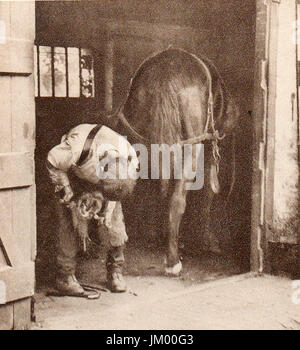 Eine englische Hufschmied bei der Arbeit im Jahre 1932 Stockfoto