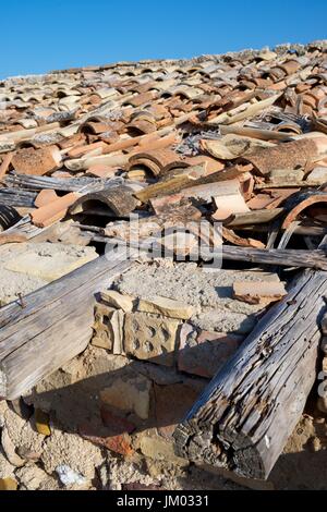 Dach eines landwirtschaftlichen Gebäudes zerstört, Zaragoza Provinz, Aragon, Spanien. Stockfoto