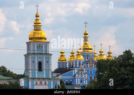 KIEW, UKRAINE - 10. JUNI 2016: Glockenturm und St. Michaels Golden-Domed-Kloster Stockfoto