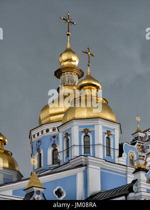 KIEW, UKRAINE - 10. JUNI 2016: Aus der Nähe der Goldenen Kuppeln von St. Michaels goldenes Kuppelkloster in Kiew (Kiew), Ukraine Stockfoto