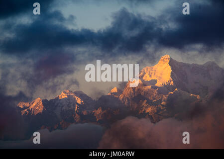 Dramatische Landschaft Kangchenjunga Gebirge mit bunten aus Sonnenlicht bei Sandakphu, nördlich von Indien Stockfoto