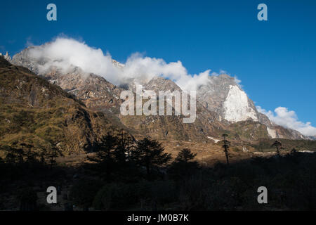 Schneeberg und Cloud Landschaftsansicht bei Lachung, klare Wetter blauen Himmel Tag Zeit, Sikkim, Indien Stockfoto
