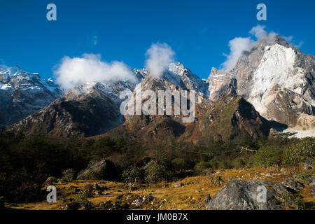 Schneeberg und Cloud Landschaftsansicht bei Lachung, klare Wetter blauen Himmel Tag Zeit, Sikkim, Indien Stockfoto