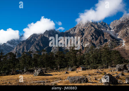 Schneeberg und Cloud Landschaftsansicht bei Lachung, klare Wetter blauen Himmel Tag Zeit, Sikkim, Indien Stockfoto