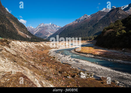 Fluss aus Eis schmelzen auf Berg Landschaft Blick auf Lachung, klare Wetter Tag Zeit, Sikkim, Indien Stockfoto