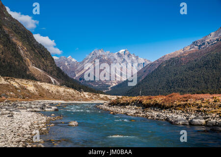 Fluss aus Eis schmelzen auf Berg Landschaft Blick auf Lachung, klare Wetter Tag Zeit, Sikkim, Indien Stockfoto