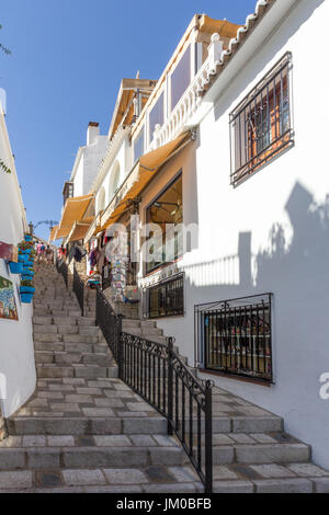 Schritte auf einer schmalen Straße in Mijas Spanien Stockfoto