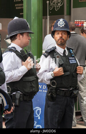 Polizisten im Dienst bei Borough Market, Southwark, London, England, Vereinigtes Königreich Stockfoto