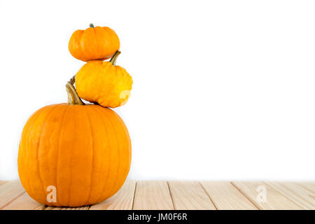Verschiedene Kürbisse liegen auf Holzbrettern auf einander. Stockfoto
