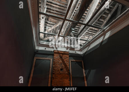 Cafe im Loftstil mit Ziegelwänden, Betonstütze und Parkett auf dem