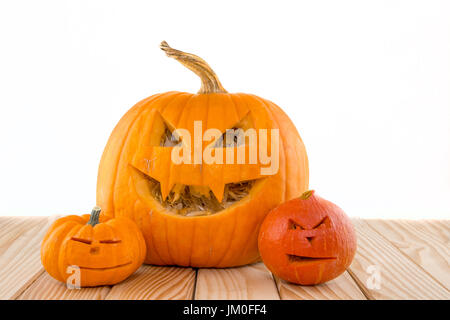 Verschiedene Sorten Kürbis legen Sie sich auf bunte Laub Stockfoto
