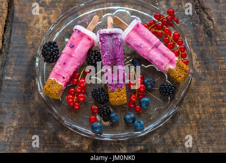 Gefrorene Beere und Ingwer Mutter Joghurt Lolly Pops - Ansicht von oben Stockfoto