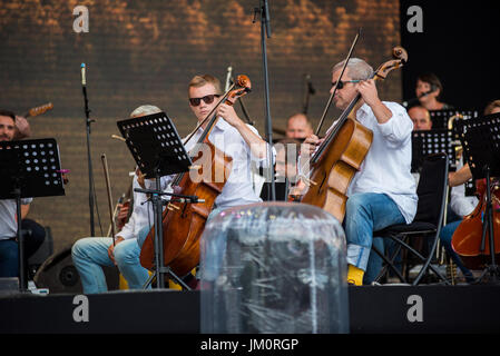 BONTIDA, Rumänien - 16. Juli 2017: Ungarische Oper Philharmonia von Cluj, die live auf elektrische Schlossfest. Symphonisches Orchester auf der Bühne Stockfoto