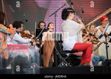 BONTIDA, Rumänien - 16. Juli 2017: Ungarische Oper Philharmonia von Cluj, die live auf elektrische Schlossfest. Symphonisches Orchester auf der Bühne Stockfoto