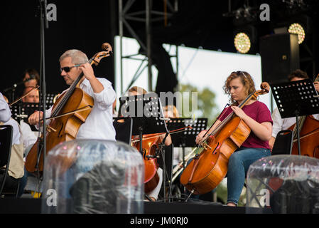 BONTIDA, Rumänien - 16. Juli 2017: Ungarische Oper Philharmonia von Cluj, die live auf elektrische Schlossfest. Symphonisches Orchester auf der Bühne Stockfoto