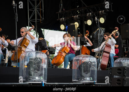 BONTIDA, Rumänien - 16. Juli 2017: Ungarische Oper Philharmonia von Cluj, die live auf elektrische Schlossfest. Symphonisches Orchester auf der Bühne Stockfoto