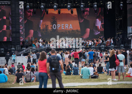 BONTIDA, Rumänien - 16. Juli 2017: Ungarische Oper Philharmonia von Cluj, die live auf elektrische Schlossfest. Symphonisches Orchester auf der Bühne Stockfoto