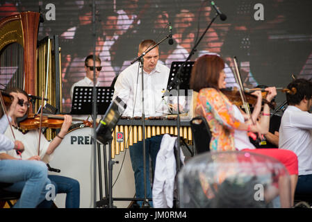 BONTIDA, Rumänien - 16. Juli 2017: Ungarische Oper Philharmonia von Cluj, die live auf elektrische Schlossfest. Symphonisches Orchester auf der Bühne Stockfoto